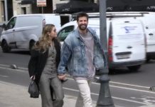 Con Clara Chía de la mano Piqué se burla de un paparazzi (Video)