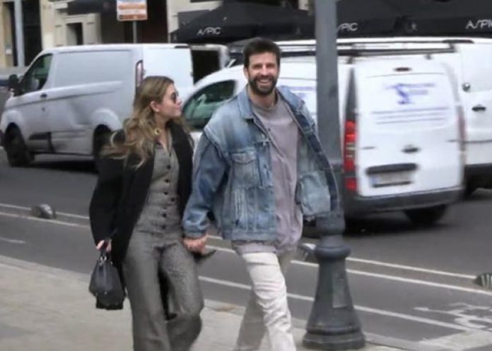 Con Clara Chía de la mano Piqué se burla de un paparazzi (Video)