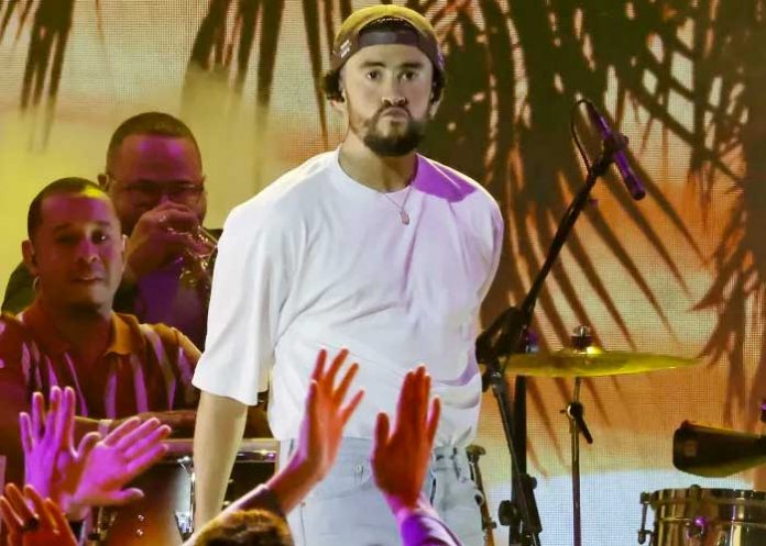 1 Video: Bad Bunny hace horrible cara a Adele luego de perder contra ella