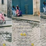 Como si fueran sus hijos, mujeres pasean a perritos en coches Como si fueran sus hijos, mujeres pasean a perritos en coches