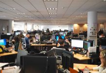 Corren a trabajador de call center por llamarse a él mismo Corren a trabajador de call center por llamarse a él mismo