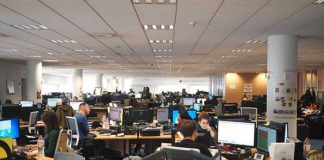 Corren a trabajador de call center por llamarse a él mismo