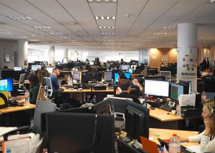 Corren a trabajador de call center por llamarse a él mismo