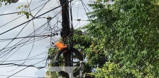 Poste de energía toma fuego en una calle de Juigalpa, Chontales