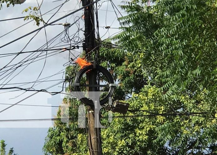 Poste de energía toma fuego en una calle de Juigalpa, Chontales
