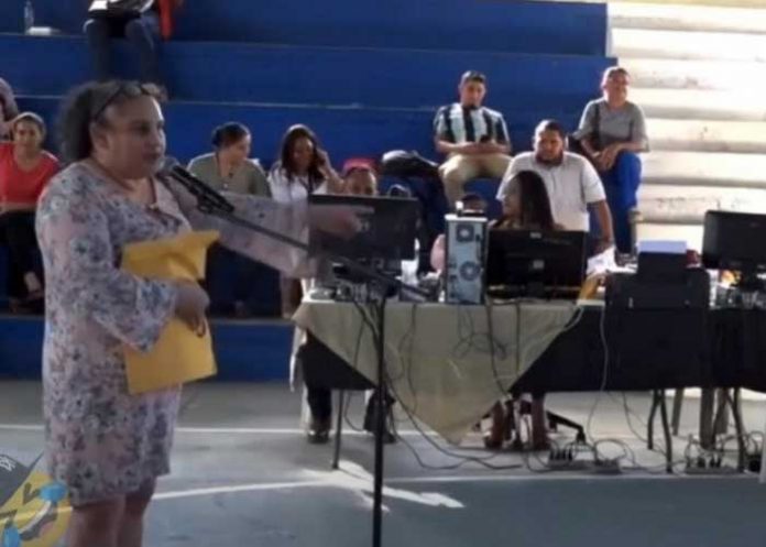 Maestra queda en ridículo al pedirle que hable en inglés: “I am diploma”