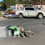 Conductor irrespeta señal de ALTO, choca a motociclista y acompañante en Juigalpa Camioneta irrespetó señal de ALTO y choca a motociclista y acompañante en Juigalpa