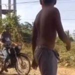 Video: niños botan a motociclista luego que le arrojaran el balón Video: niños botan a motociclista luego que le arrojaran el balón