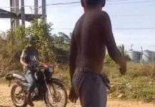 Video: niños botan a motociclista luego que le arrojaran el balón Video: niños botan a motociclista luego que le arrojaran el balón