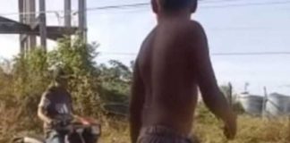 Video: niños botan a motociclista luego que le arrojaran el balón