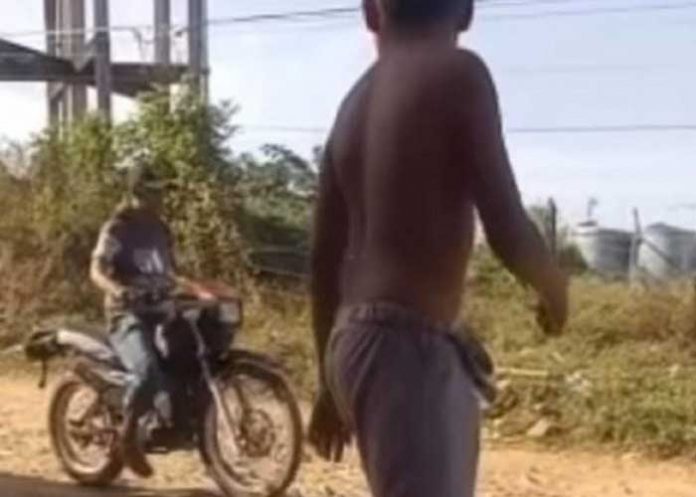 1 Video: niños botan a motociclista luego que le arrojaran el balón