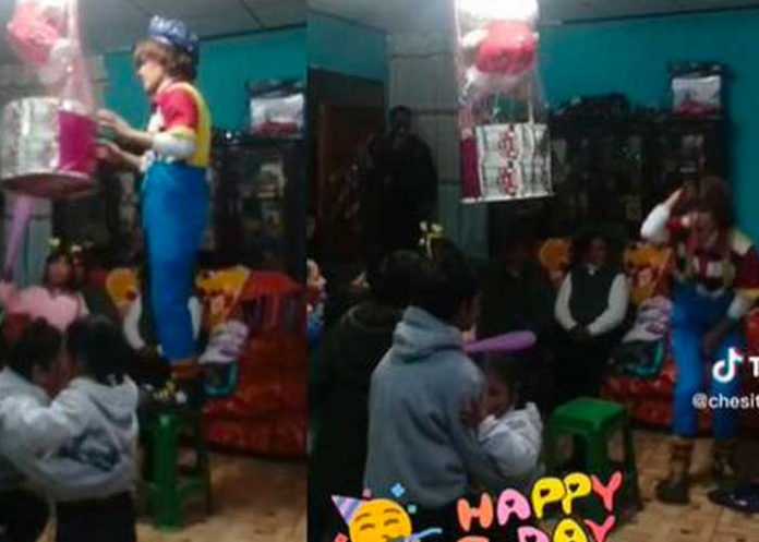 Niña golpea por error a payaso en fiesta infantil