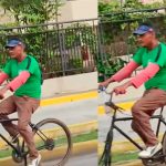 ¡Clase ingenio! Se hace viral al manejar bicicleta con una sola llanta ¡Clase ingenio! Se hace viral al manejar bicicleta con una sola llanta