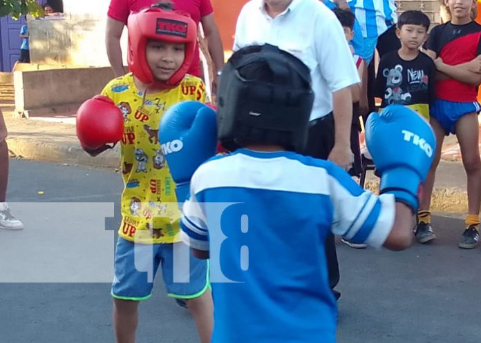 Foto: ¡Lo dan todo en el ring!, velada boxística en el barrio Jonathan González / TN8