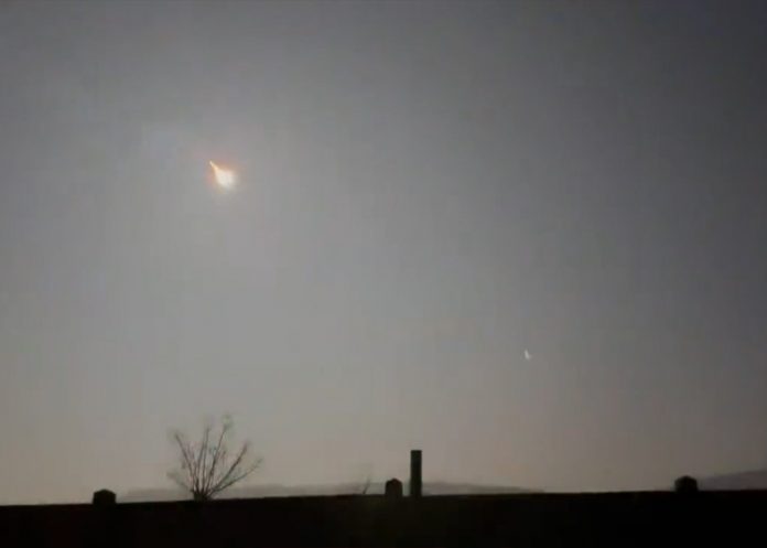 Captan en video cómo un asteroide toma fuego al entrar en la atmósfera