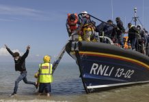 Gran despliegue para vigilar los barcos de migrantes en el canal de la Mancha Gran despliegue para vigilar los barcos de migrantes en el canal de la Mancha