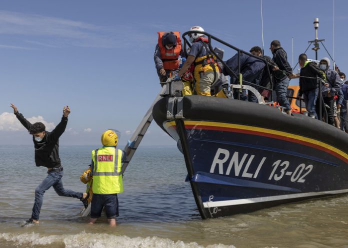 Gran despliegue para vigilar los barcos de migrantes en el canal de la Mancha