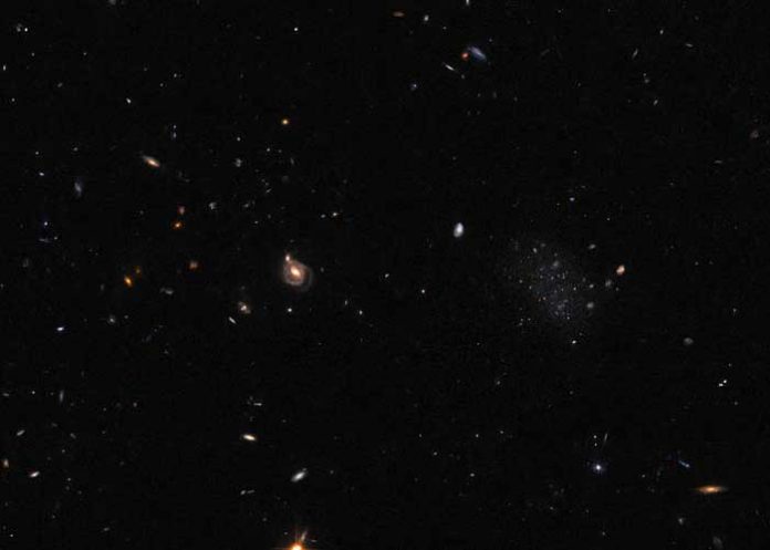 1 Hubble muestra interesantes imágenes de una galaxia escurridiza