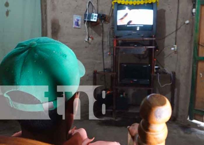 1 Más familias de la Comunidad Los Cerritos, cuentan con la luz eléctrica en Estelí