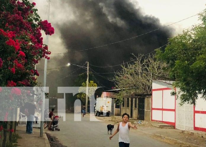1 Voraz incendio reduce a cenizas una humilde vivienda en Somotillo, Chinandega