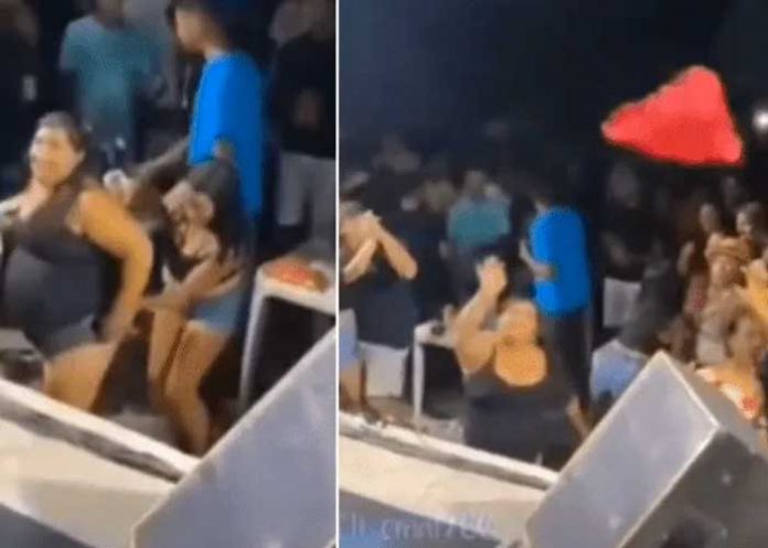¿Qué es eso? Mujer arroja la tanga a cantante mientras daba un show