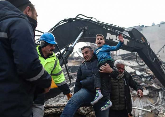 Turquía continúa con labores de rescates solo en dos provincias más afectadas