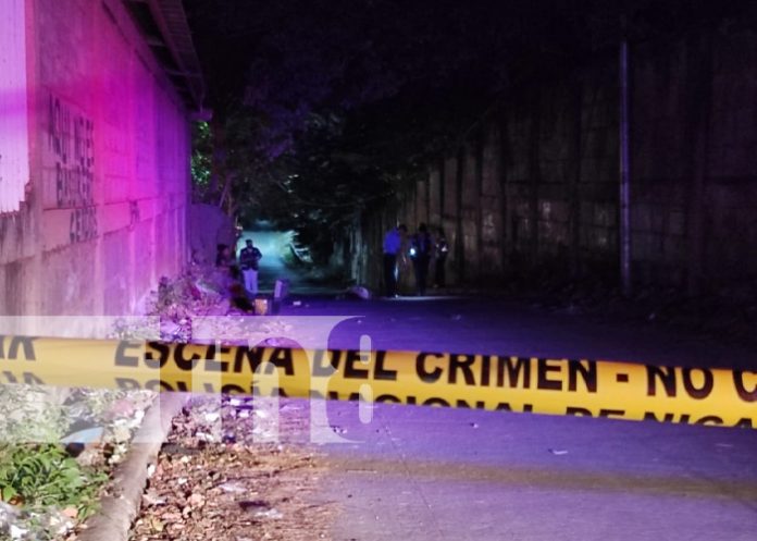 Ensangrentada sobre la calle: Investigan muerte de una mujer en Managua