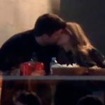 Piqué y Clara Chía se dan buen "afincón" durante un partido de fútbol