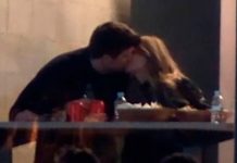 Piqué y Clara Chía se dan buen "afincón" durante un partido de fútbol