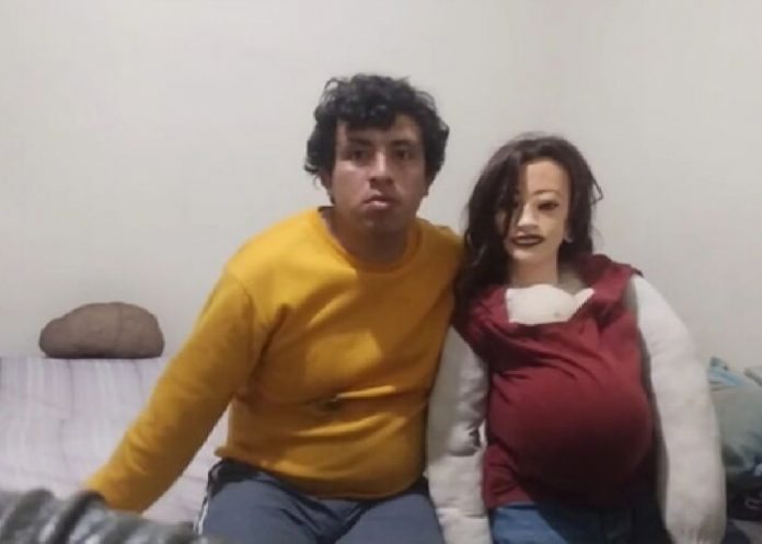 1 Felicidades: Hombre se casó con muñeca de trapo y ahora
