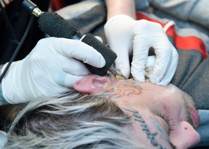 Chavalo se tatúa un 