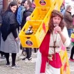 ¿Profanación? Sujeto se viste de Jesús y carga una cruz con cajas de cervezas ¿Profanación? Sujeto se viste de Jesús y carga una cruz con cajas de cervezas