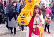 ¿Profanación? Sujeto se viste de Jesús y carga una cruz con cajas de cervezas