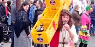 ¿Profanación? Sujeto se viste de Jesús y carga una cruz con cajas de cervezas