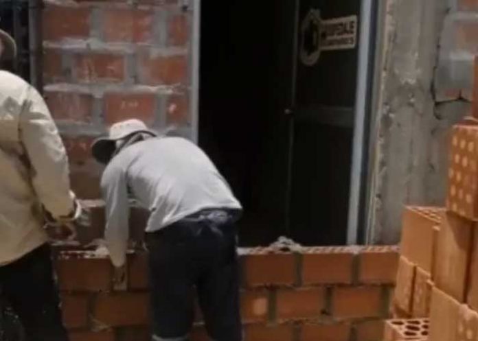 “Super” albañiles construyen una nueva casa pero olvidaron un detalle