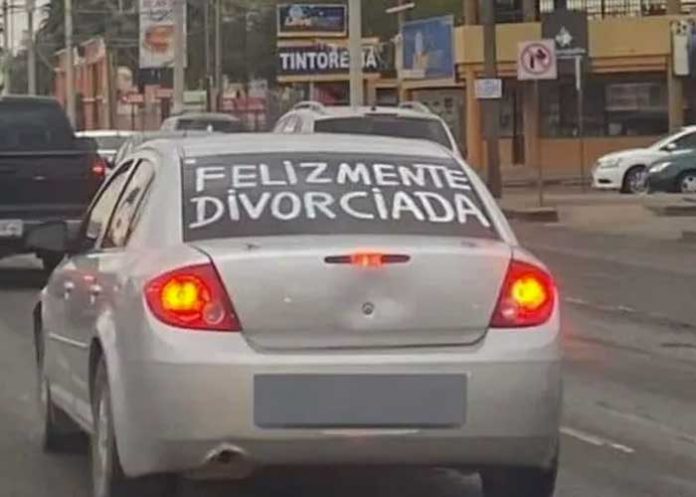 Mujer se viraliza al colocar en su autor que “es felizmente divorciada”