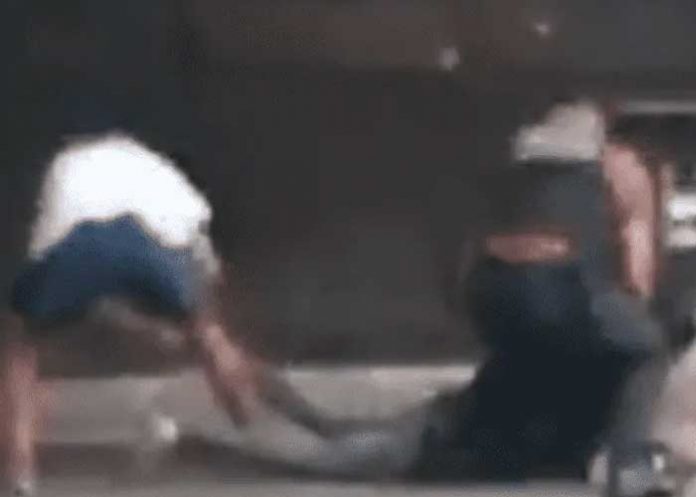 1 Ladrón roba a su “colega” mientras este estaba siendo detenido por la policía