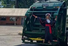 “Nunca es tarde”: Mujer que recogía basura se gradúa como abogada