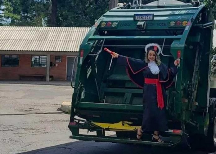 1 “Nunca es tarde”: Mujer que recogía basura se gradúa como abogada