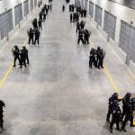 Foto: El primer grupo de 2.000 presos fue trasladado a un megacárcel en El Salvador / Cortesía