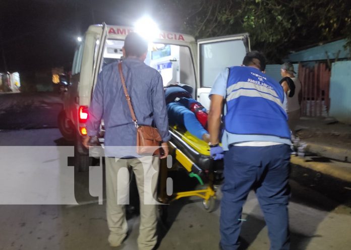 Foto: Caponero termina volcado tras pasar por un hoyo en la Julio Martinez, en Managua / TN8