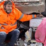 Ola de solidaridad para turco sosteniendo la mano de su hija muerta tras sismo Ola de solidaridad para turco sosteniendo la mano de su hija muerta tras sismo