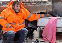 Ola de solidaridad para turco sosteniendo la mano de su hija muerta tras sismo