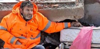 Ola de solidaridad para turco sosteniendo la mano de su hija muerta tras sismo
