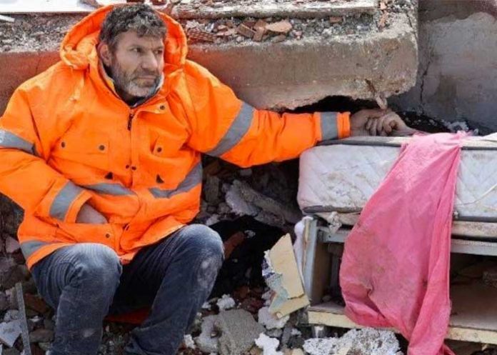 1 Ola de solidaridad para turco sosteniendo la mano de su hija muerta tras sismo