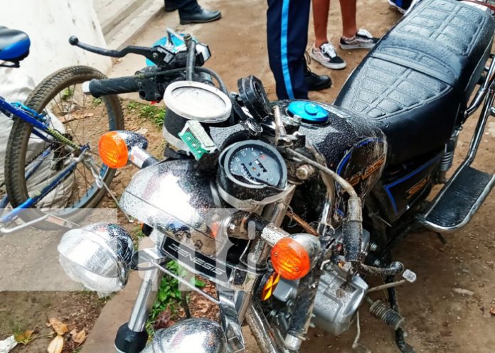 Invadir el carril contrario le provocó el susto de su vida a motociclista en Jalapa