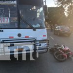 Motociclista se salvó de quedar bajo las pesadas llantas de un bus en Managua Motociclista se salvó de quedar bajo las pesadas llantas de un bus en Managua