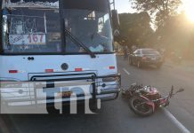 Motociclista se salvó de quedar bajo las pesadas llantas de un bus en Managua Motociclista se salvó de quedar bajo las pesadas llantas de un bus en Managua