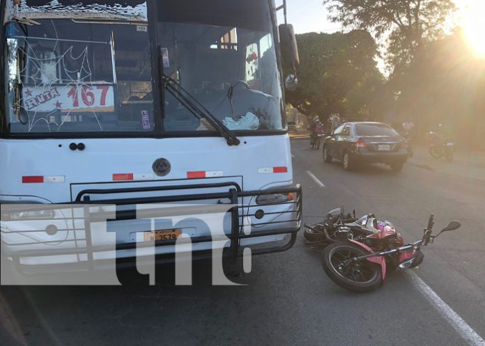 1 Motociclista se salvó de quedar bajo las pesadas llantas de un bus en Managua