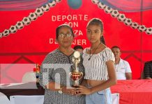 Autoridades entregan reconocimientos a mujeres deportistas en Diriomo Autoridades entregan reconocimientos a mujeres deportistas en Diriomo